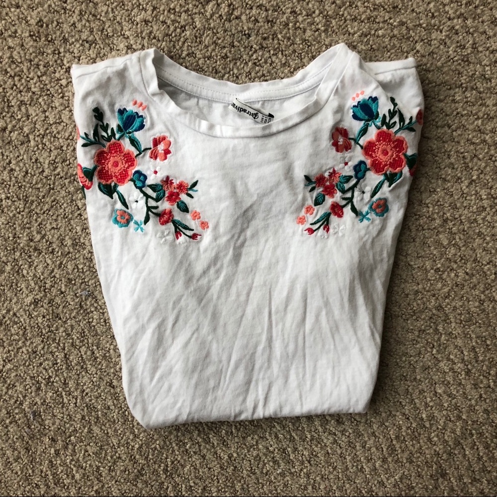 Stradivarius White T-shirt with floral embroidery